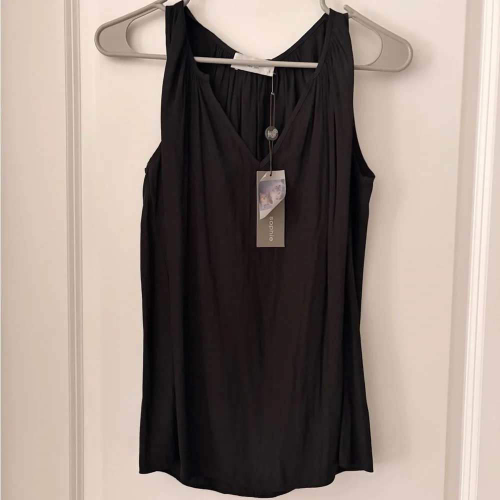 Lola & Sophie Black V-Neck Sleeveless Blouse